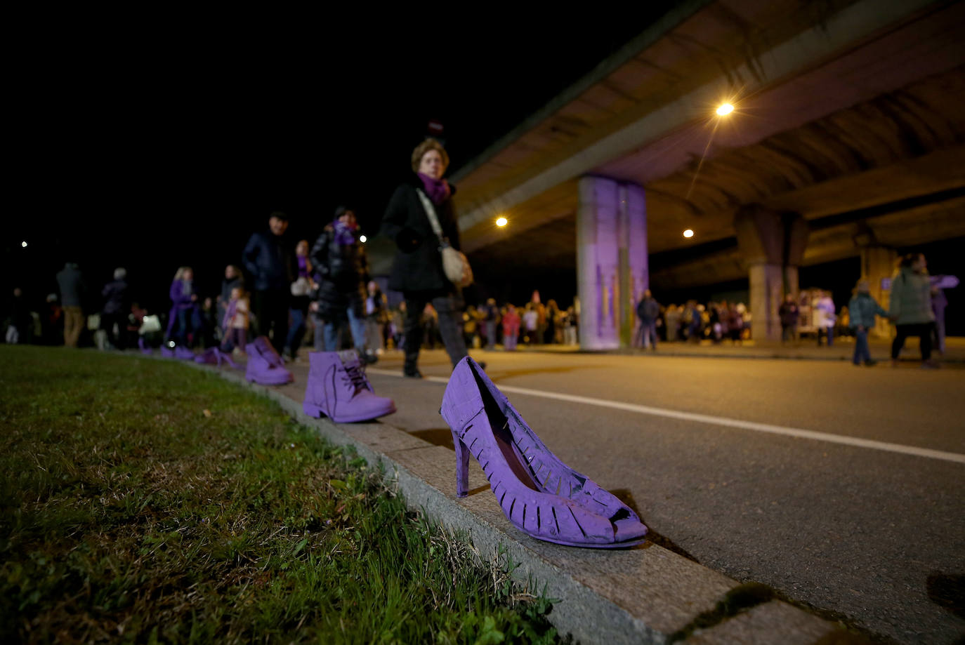 Multitudinaria manifestación del 8M en Langreo: las mujeres, dispuestas a seguir &#039;dando tira&#039;
