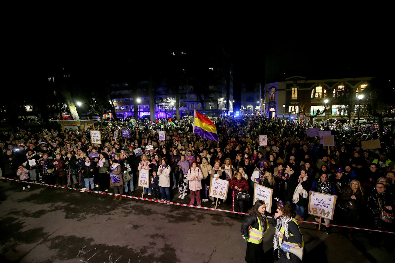 Multitudinaria manifestación del 8M en Langreo: las mujeres, dispuestas a seguir &#039;dando tira&#039;