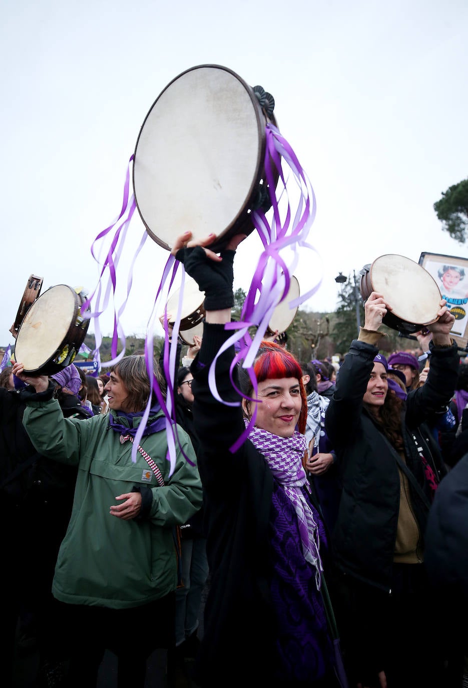 Multitudinaria manifestación del 8M en Langreo: las mujeres, dispuestas a seguir &#039;dando tira&#039;