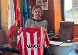 La alcaldesa de Gijón, Carmen Moriyón, posa en su despacho con una camiseta del Sporting