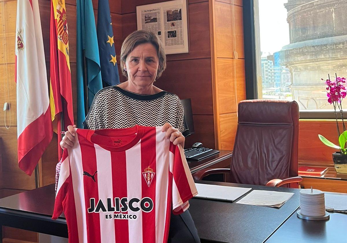 La alcaldesa de Gijón, Carmen Moriyón, posa en su despacho con una camiseta del Sporting