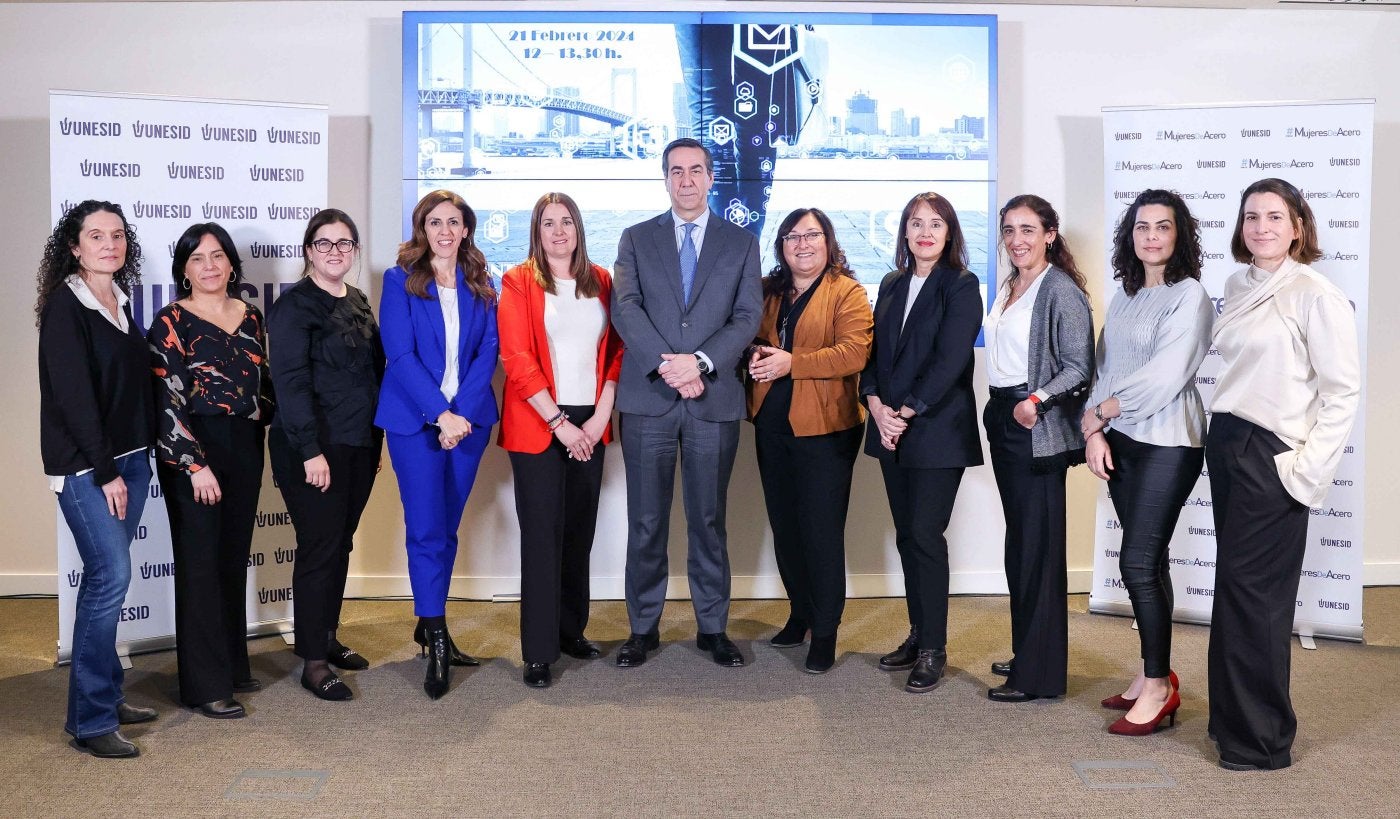 Las nueve participantes en el encuentro 'Mujeres de Acero', junto al presidente de Unesid, Bernardo Velázquez.