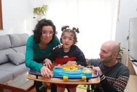 Iván Méndez y Lara López, con su hija Lucía, de 8años, en su casa.