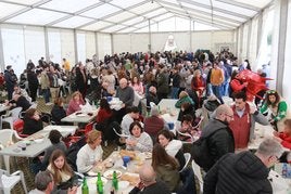 La carpa del Festival del Oricio de Bañugues se llenó ayer al mediodía.