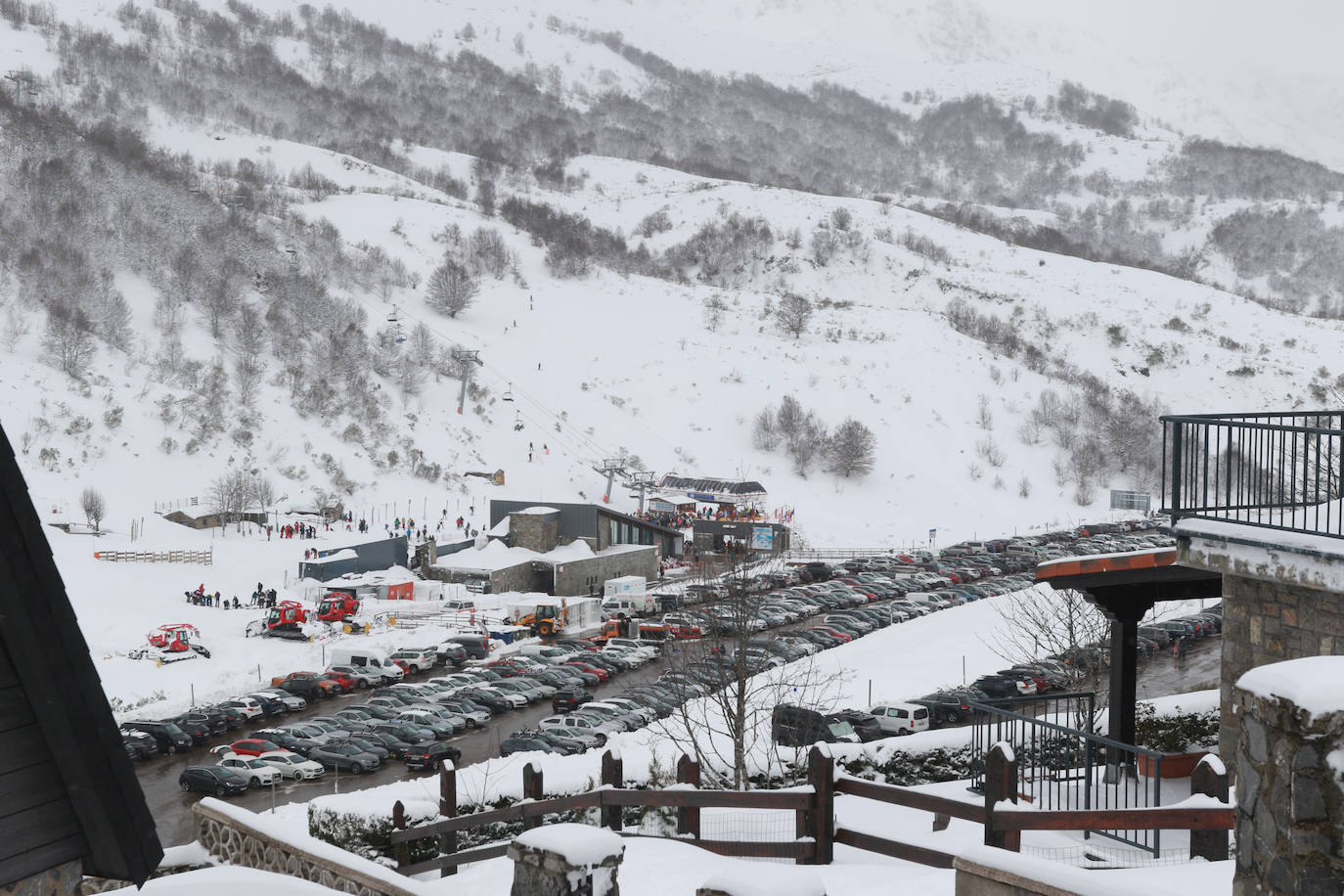 Una jornada para disfrutar de la nieve y del esquí en Asturias