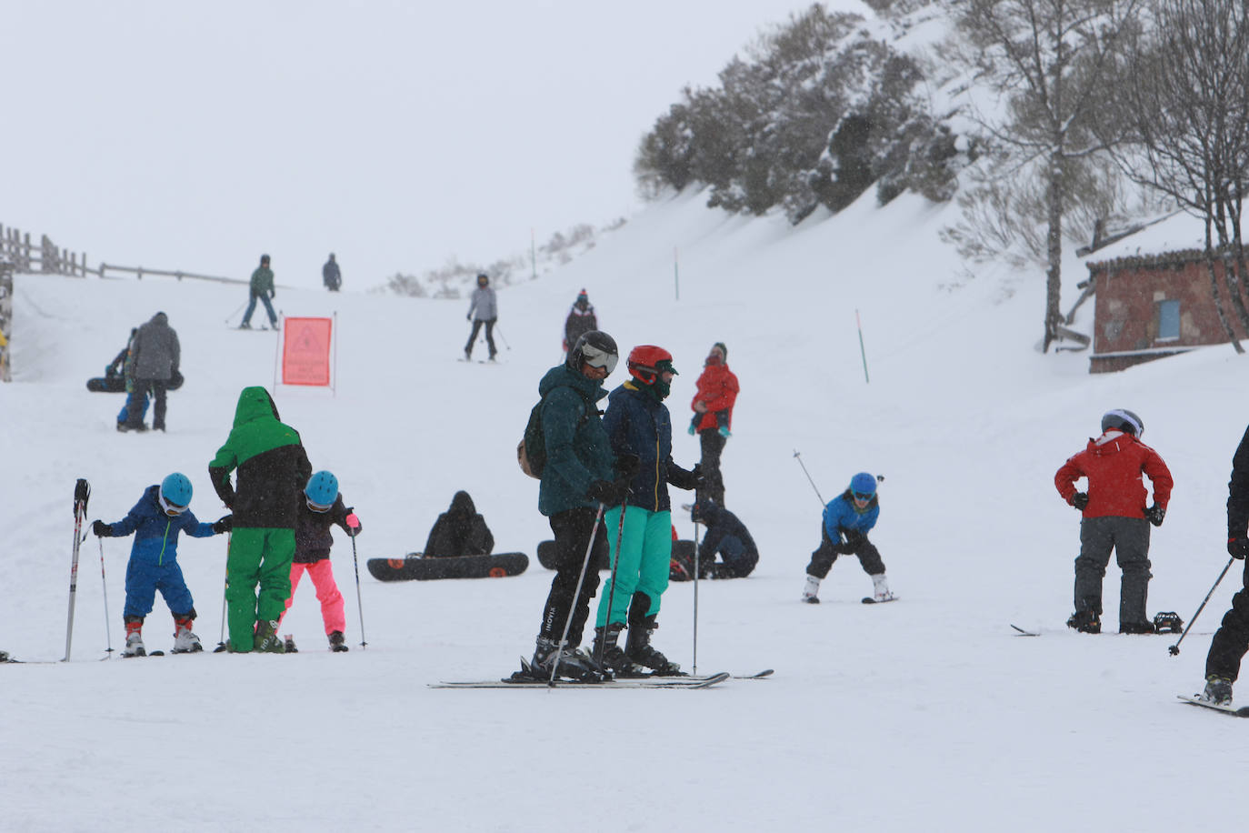 Una jornada para disfrutar de la nieve y del esquí en Asturias