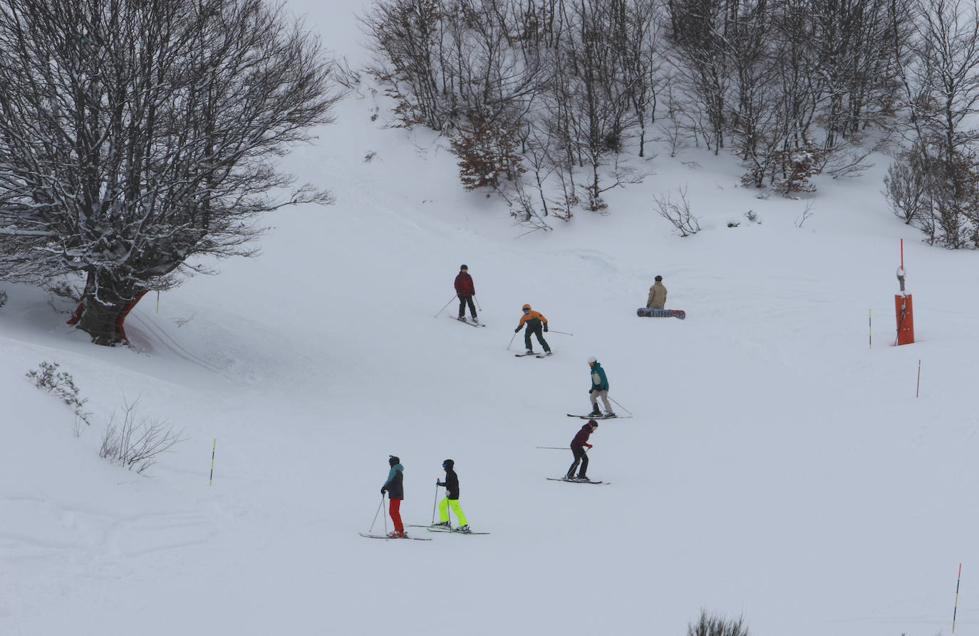 Una jornada para disfrutar de la nieve y del esquí en Asturias