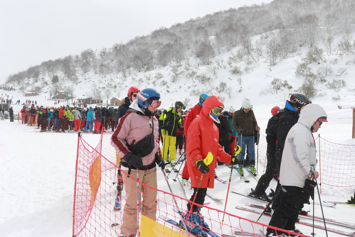 Una jornada para disfrutar de la nieve y del esquí en Asturias