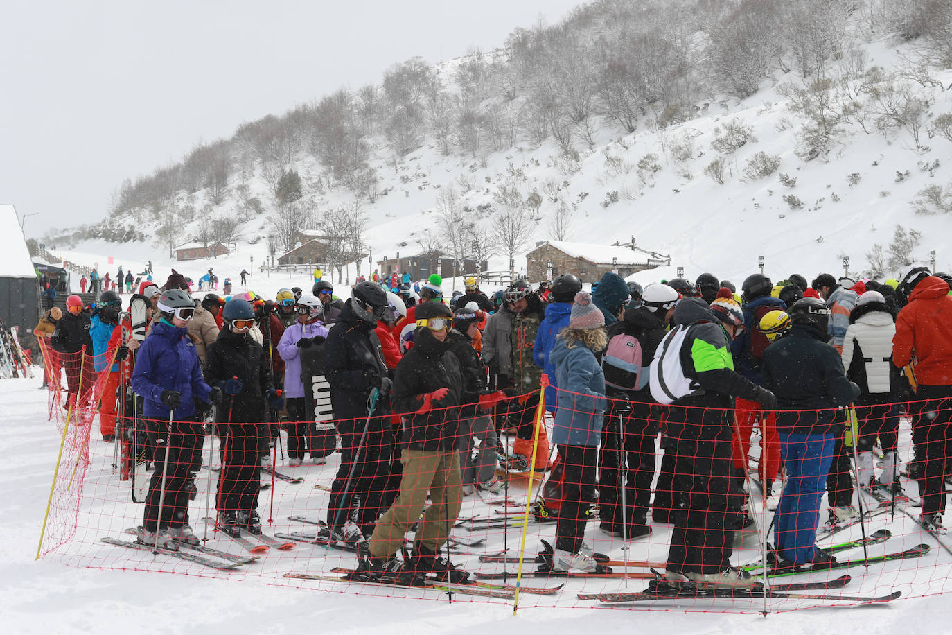 Una jornada para disfrutar de la nieve y del esquí en Asturias