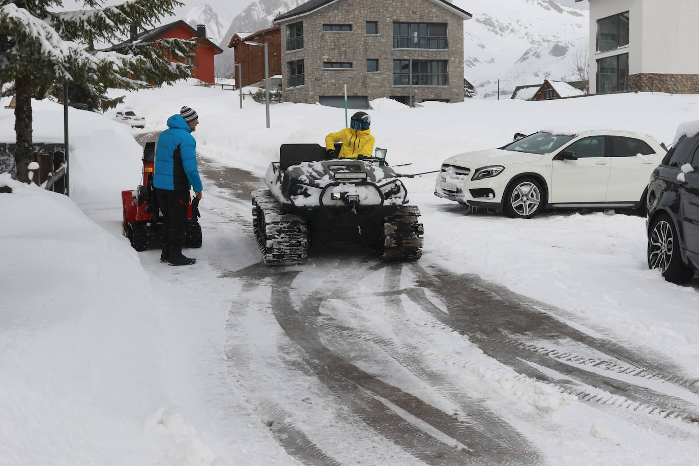 Una jornada para disfrutar de la nieve y del esquí en Asturias