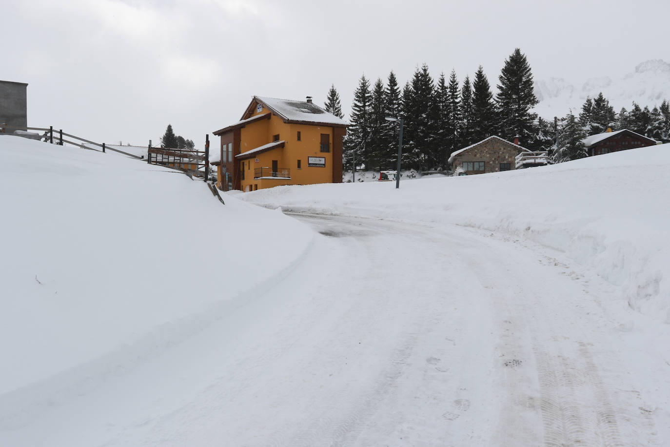 Una jornada para disfrutar de la nieve y del esquí en Asturias