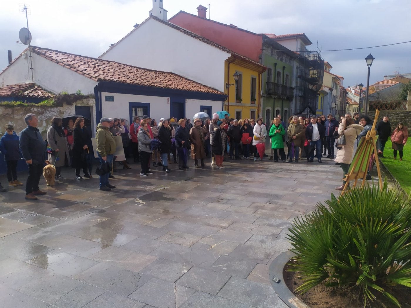 Un grupo de personas escucha la historia de una de las mujeres gozoniegas, en Luanco.