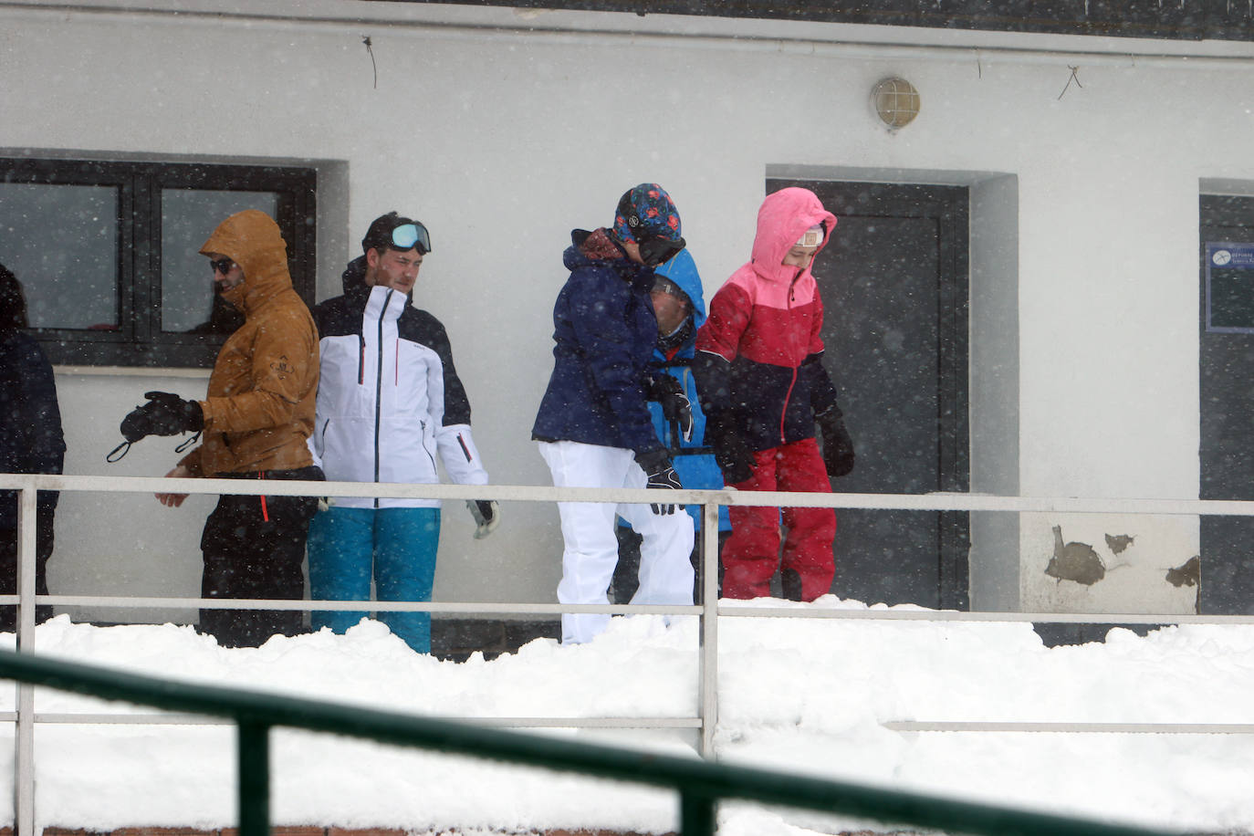 Oleaje y nieve: las imágenes del temporal en Asturias este domingo