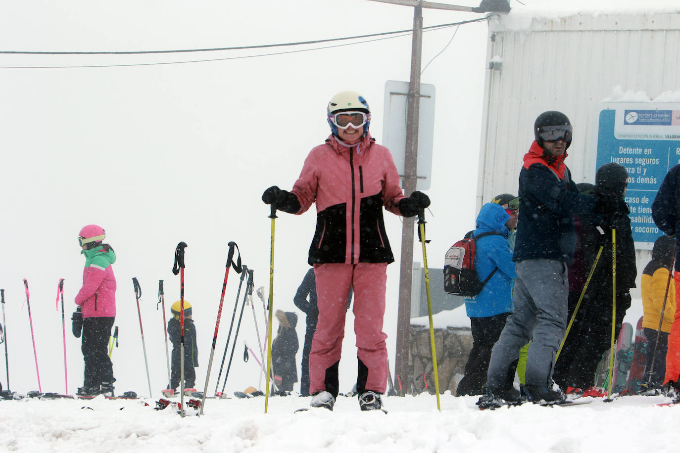 Oleaje y nieve: las imágenes del temporal en Asturias este domingo