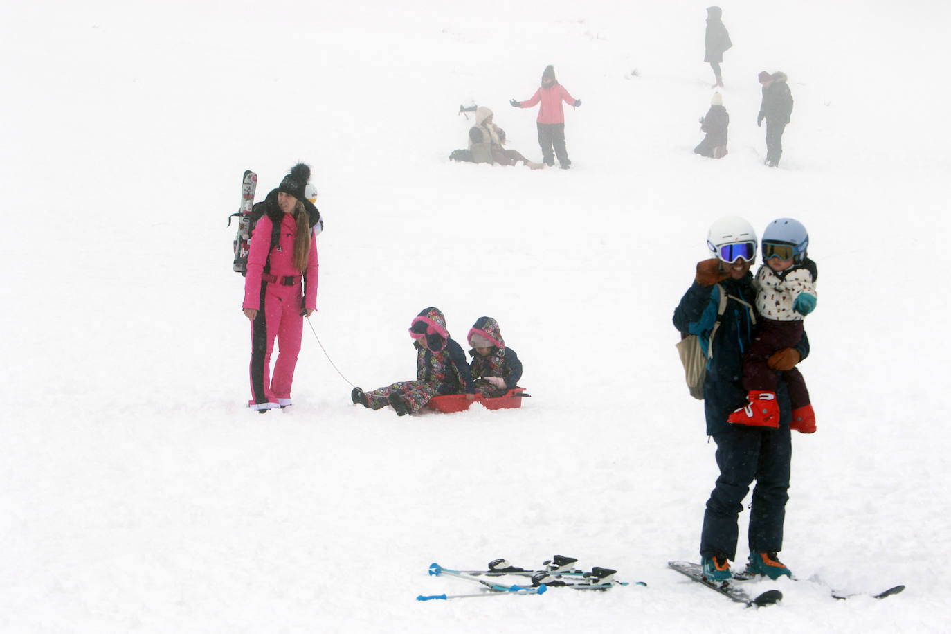 Oleaje y nieve: las imágenes del temporal en Asturias este domingo