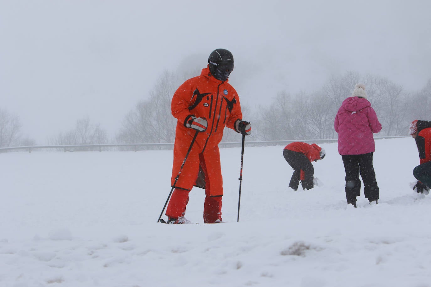 Oleaje y nieve: las imágenes del temporal en Asturias este domingo