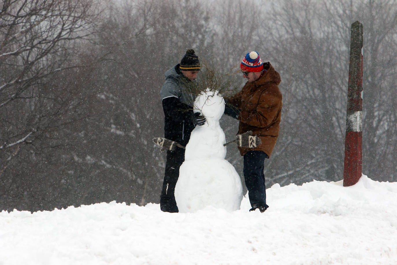 Oleaje y nieve: las imágenes del temporal en Asturias este domingo