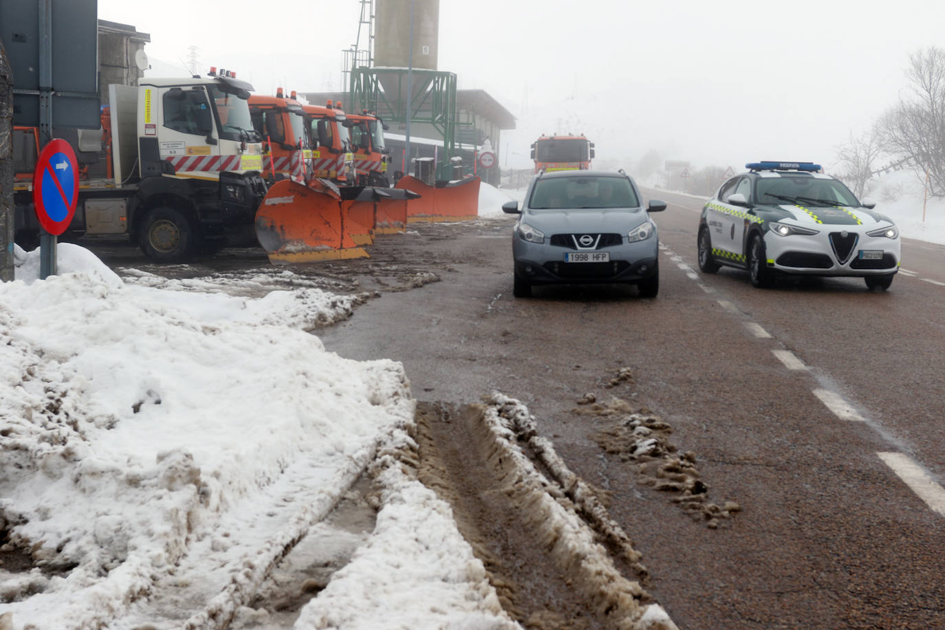 Oleaje y nieve: las imágenes del temporal en Asturias este domingo