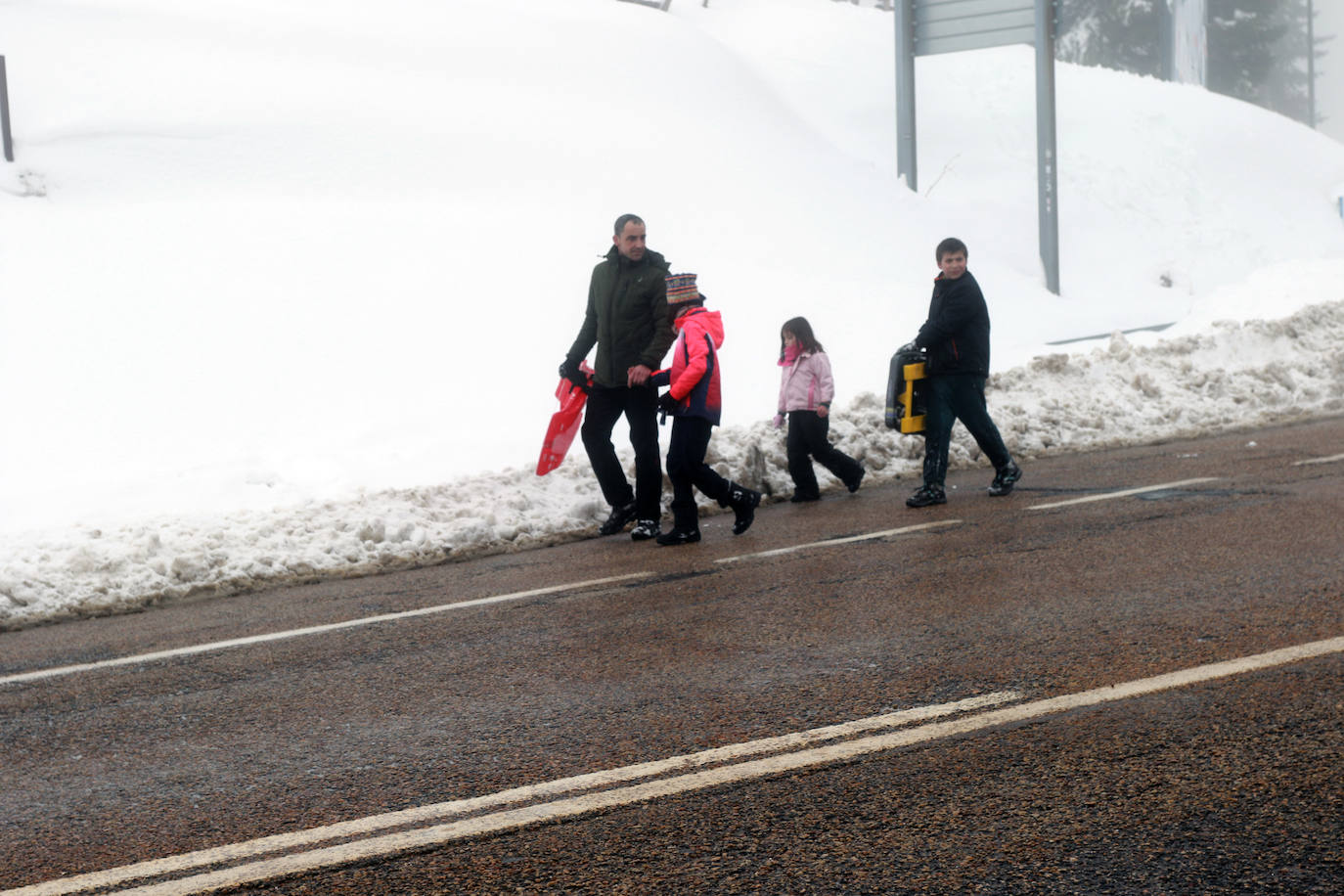 Oleaje y nieve: las imágenes del temporal en Asturias este domingo