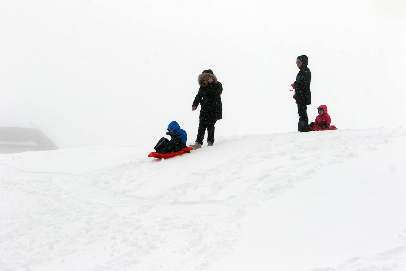 Oleaje y nieve: las imágenes del temporal en Asturias este domingo