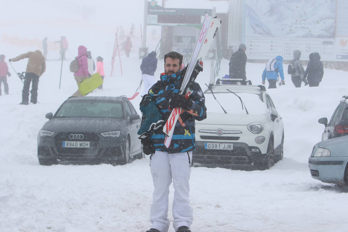 Oleaje y nieve: las imágenes del temporal en Asturias este domingo