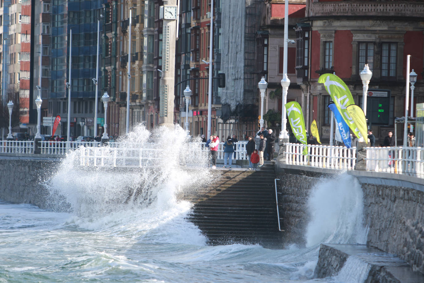 Oleaje y nieve: las imágenes del temporal en Asturias este domingo