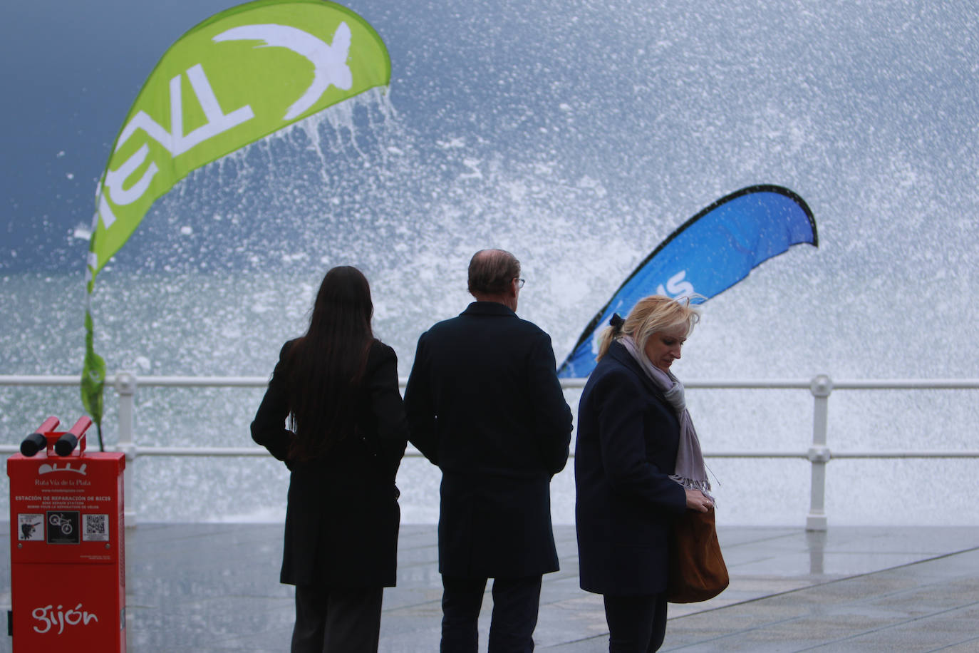 Oleaje y nieve: las imágenes del temporal en Asturias este domingo