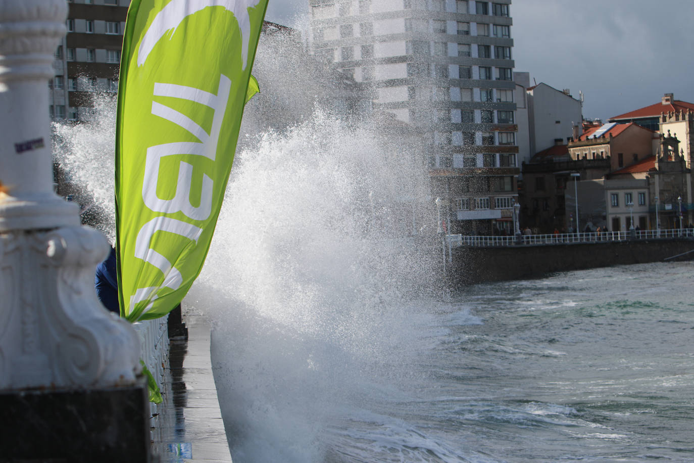 Oleaje y nieve: las imágenes del temporal en Asturias este domingo