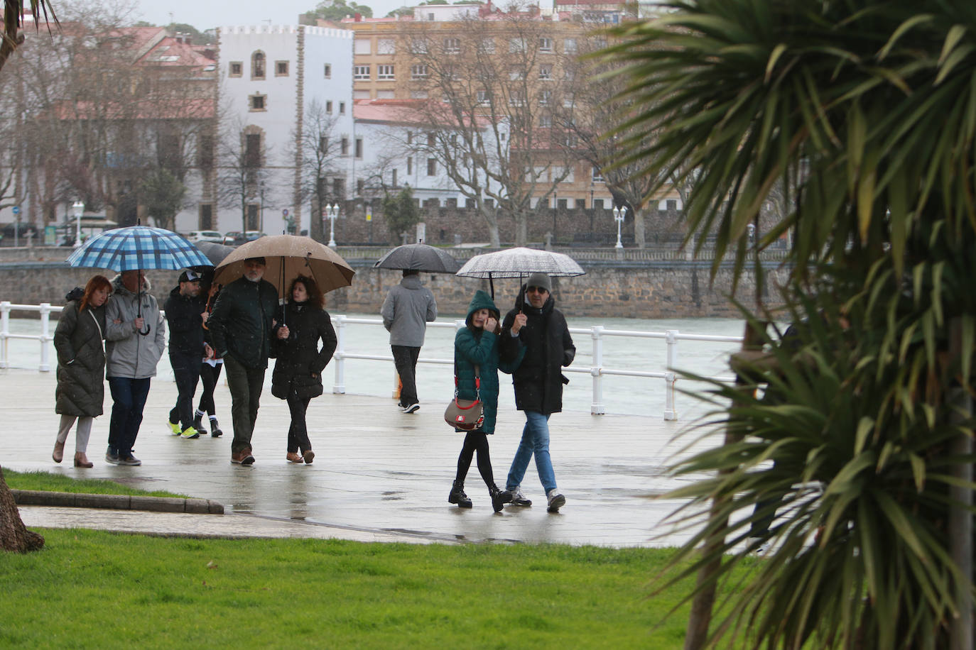 Oleaje y nieve: las imágenes del temporal en Asturias este domingo