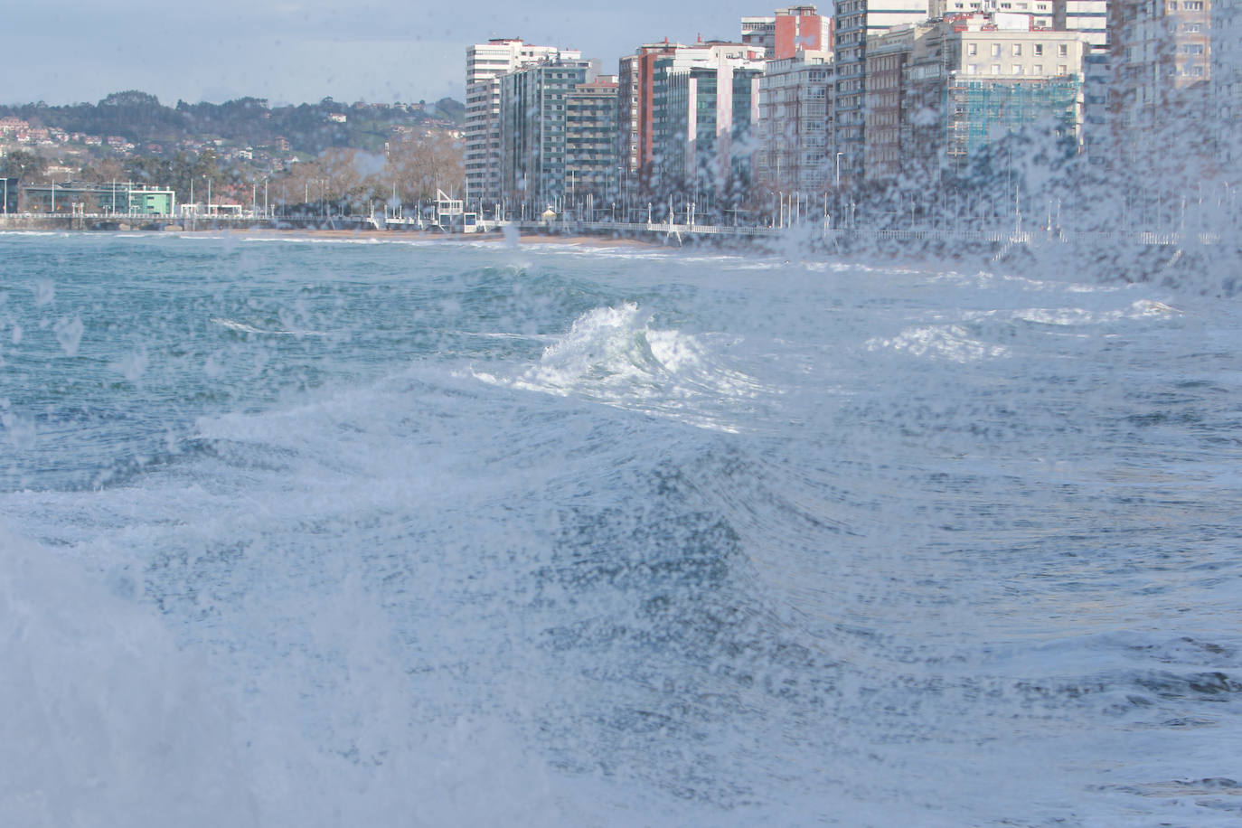 Oleaje y nieve: las imágenes del temporal en Asturias este domingo