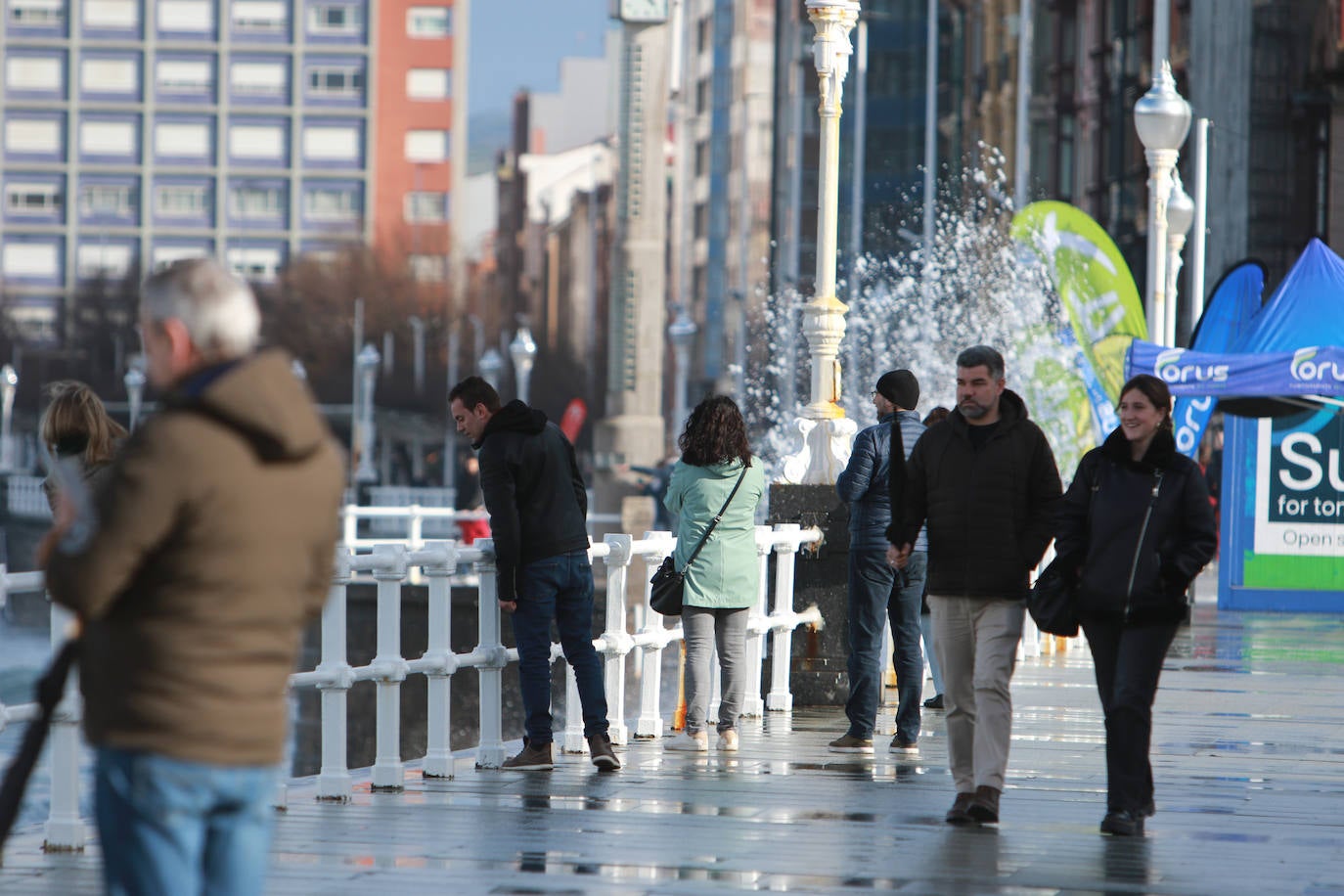 Oleaje y nieve: las imágenes del temporal en Asturias este domingo