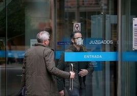 El acusado accede a los juzgados de Oviedo acompañado de su abogado.