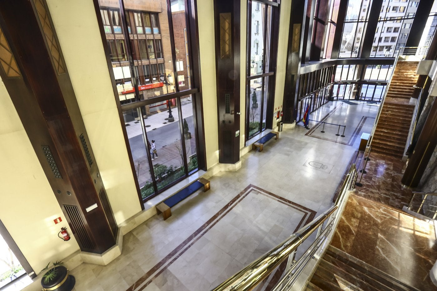 Extintores en la planta baja del Auditorio, que será reformado para cumplir con la normativa antiincendios.