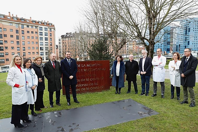 Responsables políticos y sanitarios, en el acto celebrado ayer en recuerdo de las víctimas de la pandemia, coincidiendo con la fecha de la primera muerte registrada en Asturias.