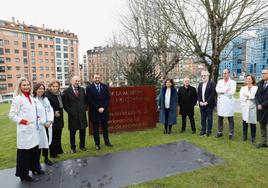 Responsables políticos y sanitarios, en el acto celebrado ayer en recuerdo de las víctimas de la pandemia, coincidiendo con la fecha de la primera muerte registrada en Asturias.