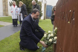 Adrián Barbón deposita un ramo de flores en El Tejo de la Memoria del HUCA cuando se cumplen cuatro años de la muerte de la primera víctima en Asturias por la pandemia.