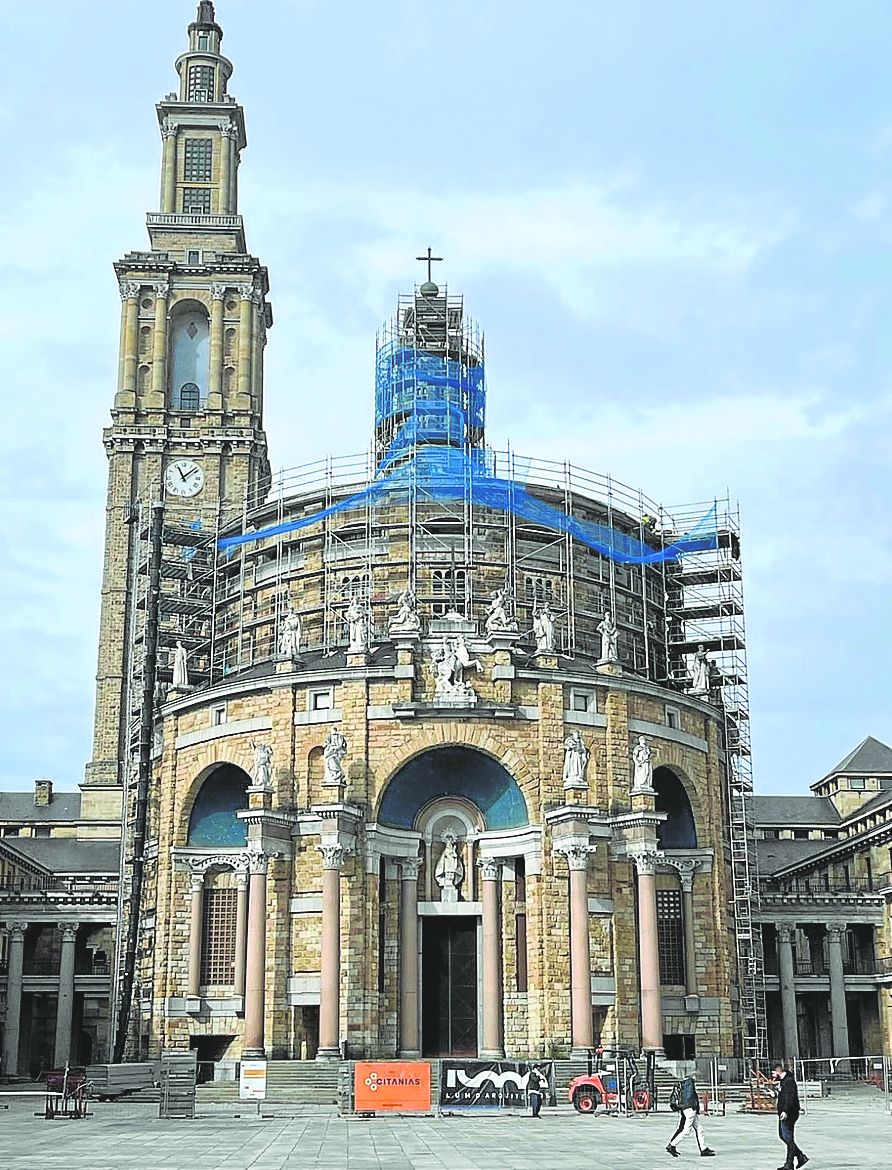 Andamios en la antigua iglesia de la Laboral para rehabilitar la cúpula.
