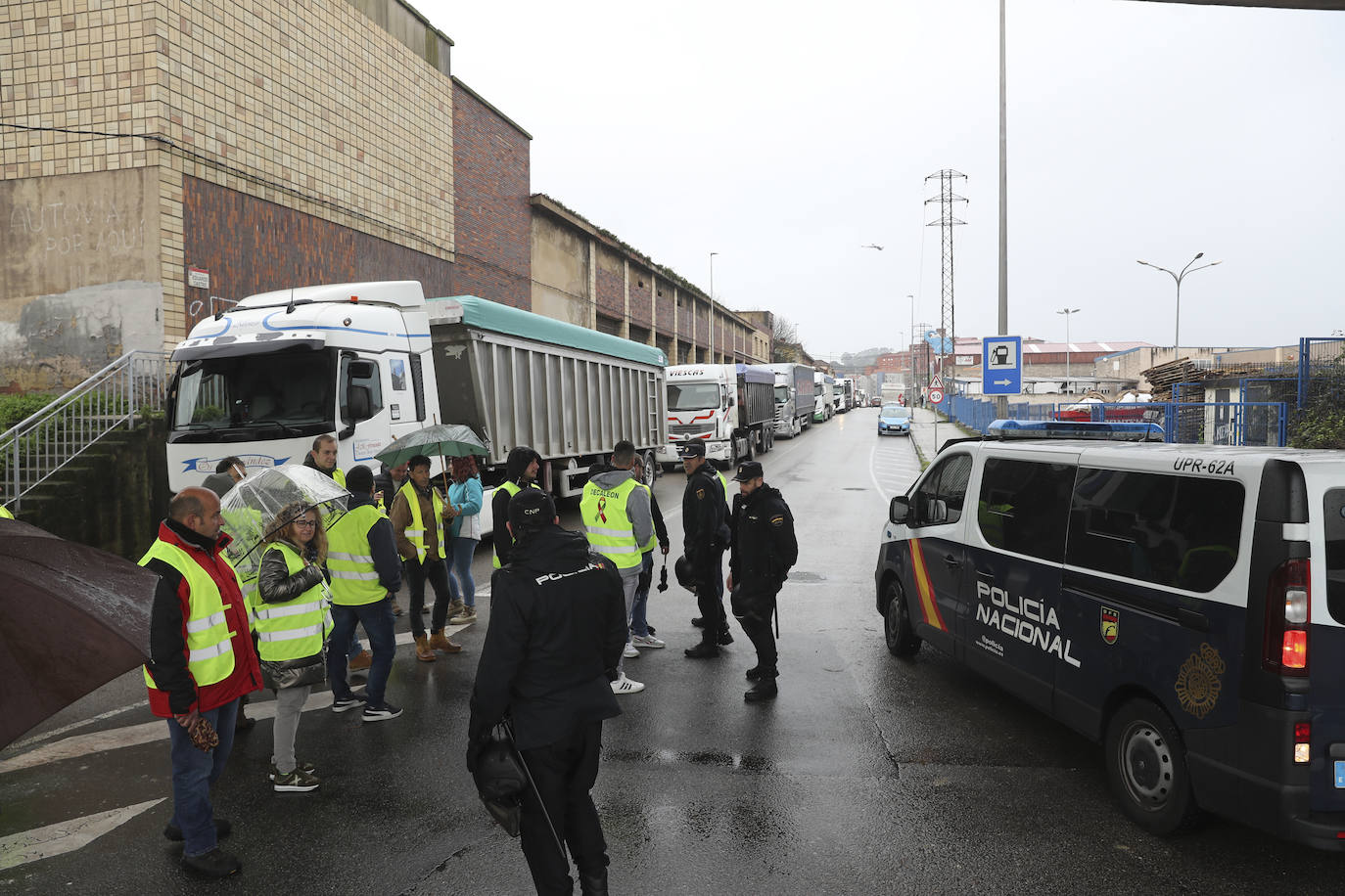 Una protesta del campo en Gijón corta durante horas el acceso a El Musel