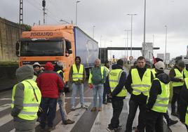 Una protesta del campo en Gijón corta durante horas el acceso a El Musel