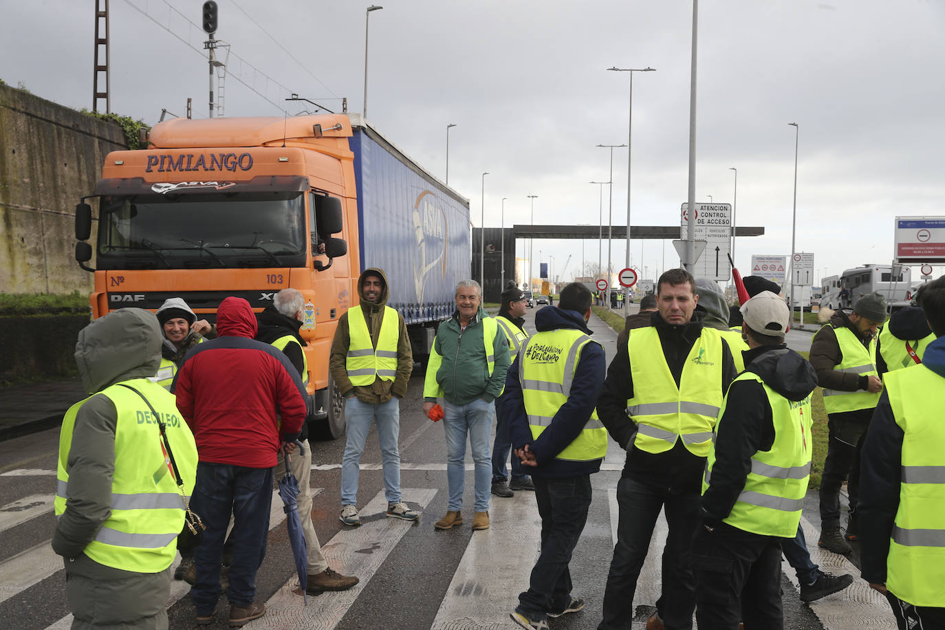 Una protesta del campo en Gijón corta durante horas el acceso a El Musel