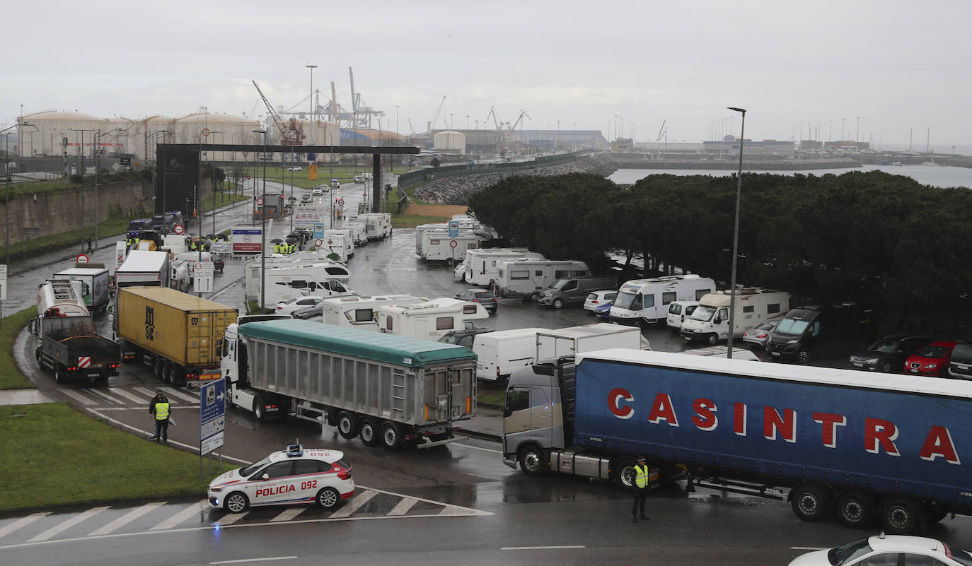 Una protesta del campo en Gijón corta durante horas el acceso a El Musel