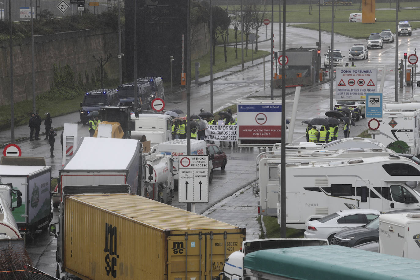 Una protesta del campo en Gijón corta durante horas el acceso a El Musel