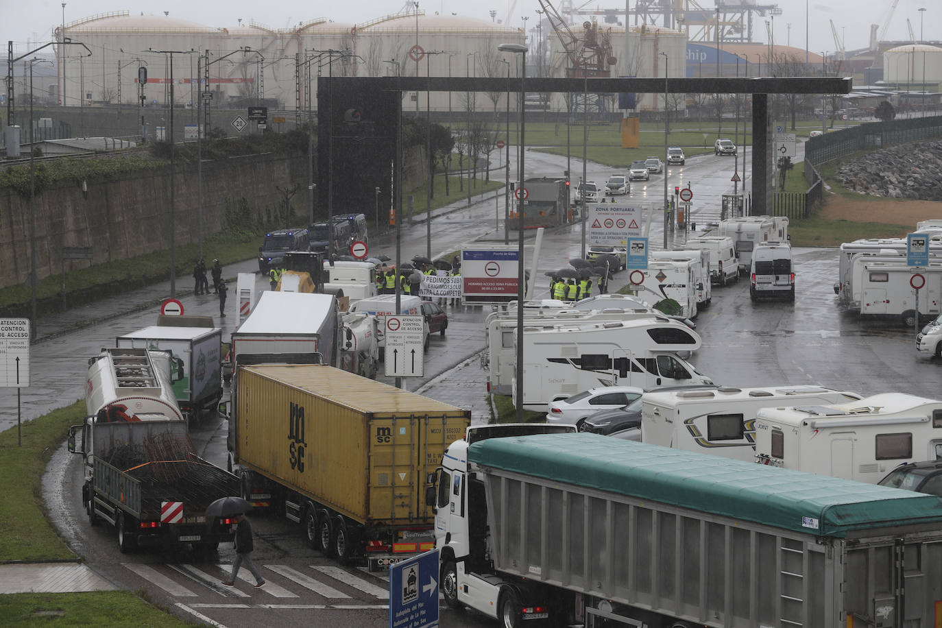 Una protesta del campo en Gijón corta durante horas el acceso a El Musel