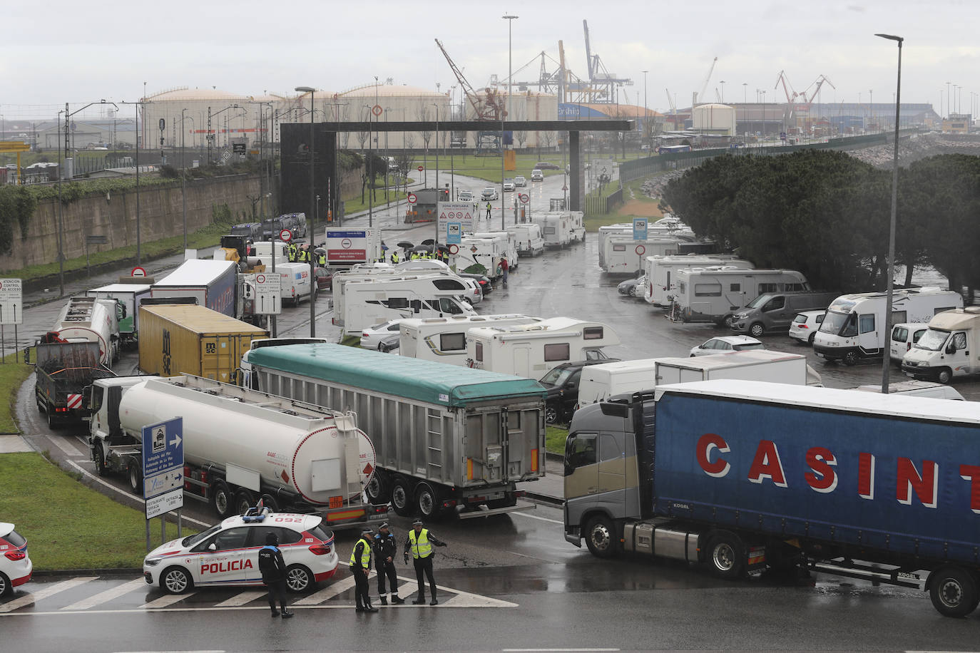 Una protesta del campo en Gijón corta durante horas el acceso a El Musel