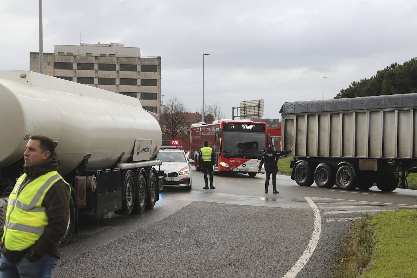 Una protesta del campo en Gijón corta durante horas el acceso a El Musel