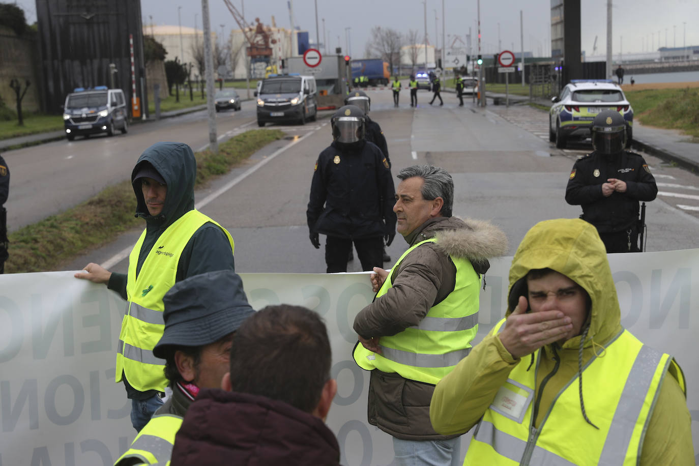 Una protesta del campo en Gijón corta durante horas el acceso a El Musel