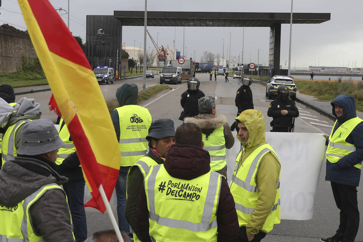 Una protesta del campo en Gijón corta durante horas el acceso a El Musel