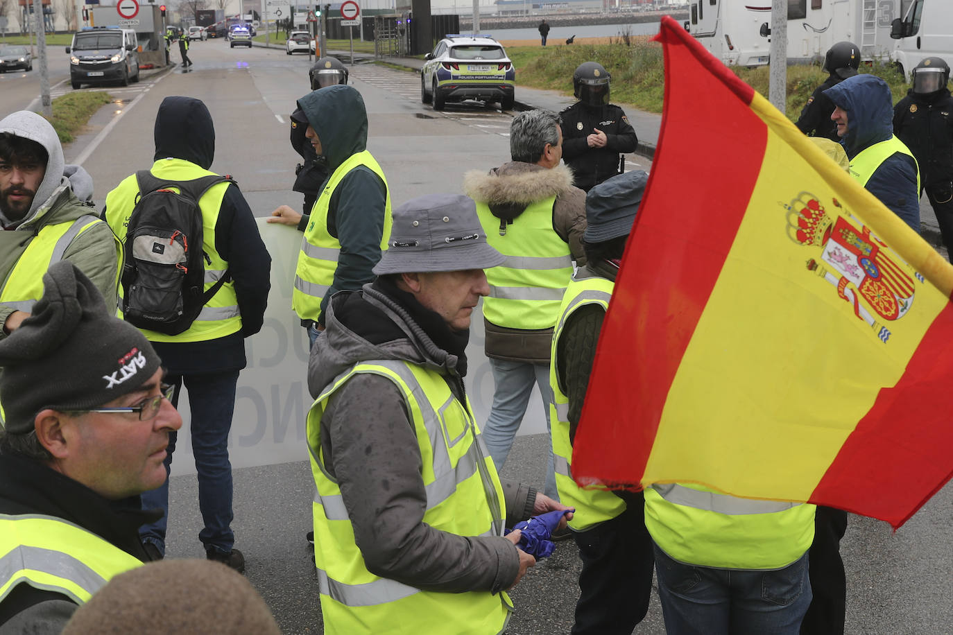 Una protesta del campo en Gijón corta durante horas el acceso a El Musel