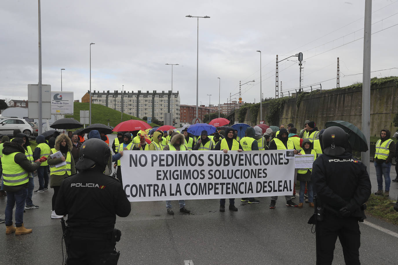 Una protesta del campo en Gijón corta durante horas el acceso a El Musel