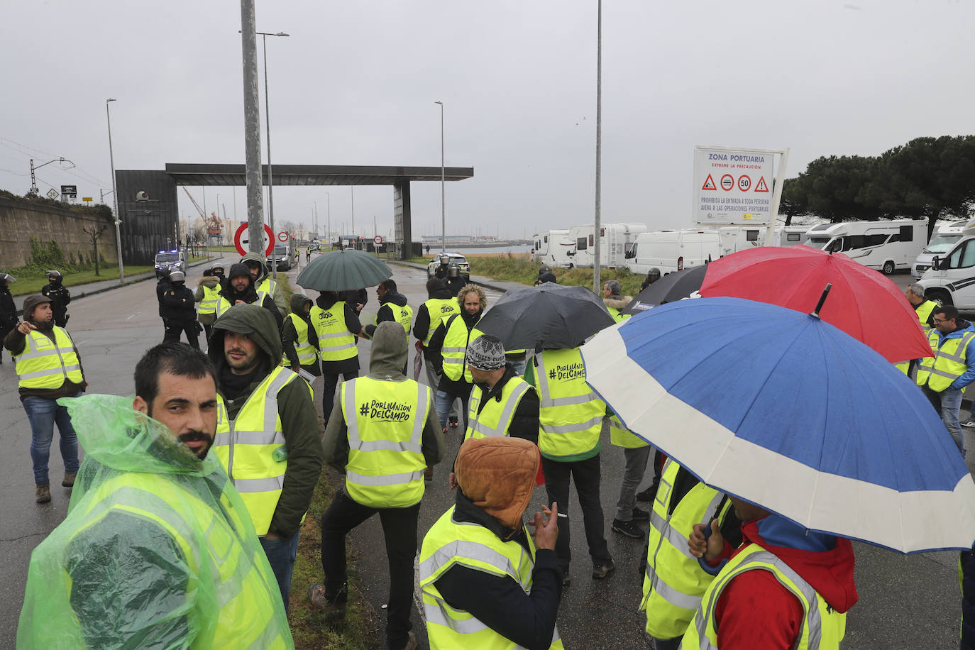 Una protesta del campo en Gijón corta durante horas el acceso a El Musel